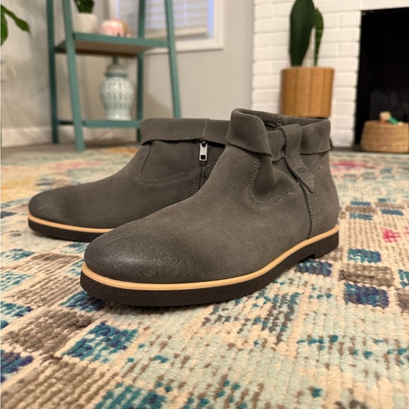 NWOT UGG Women’s Gray Josefene Cuff Boot - Picture 1 of 5